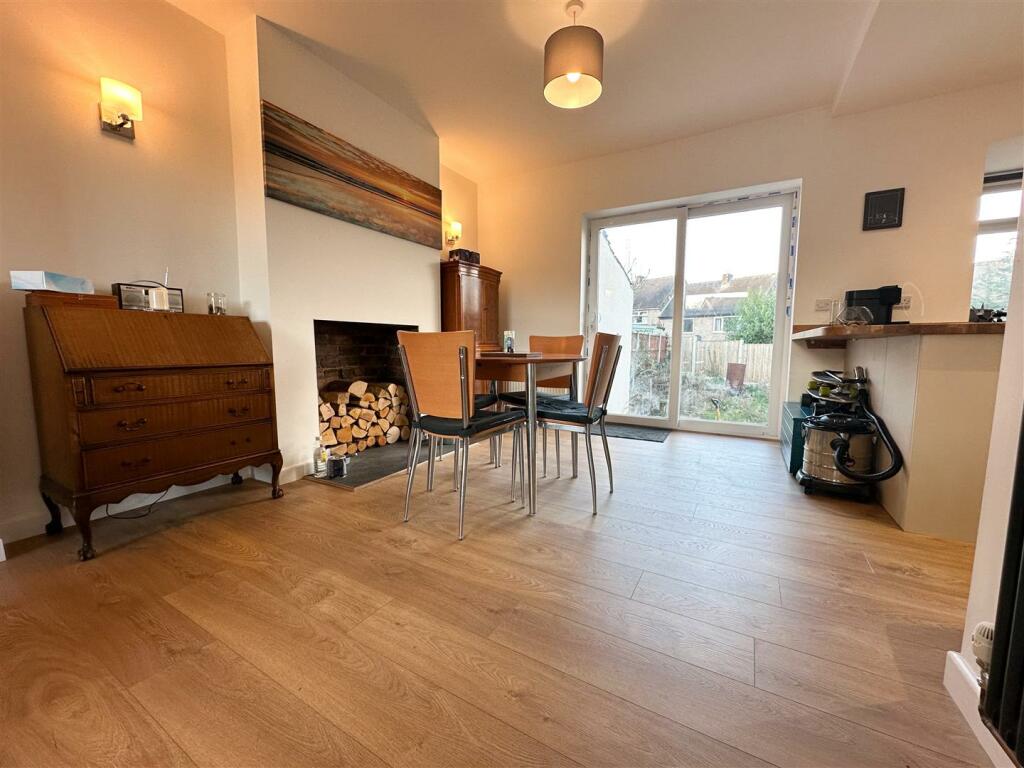 OPEN PLAN FAMILY ROOM