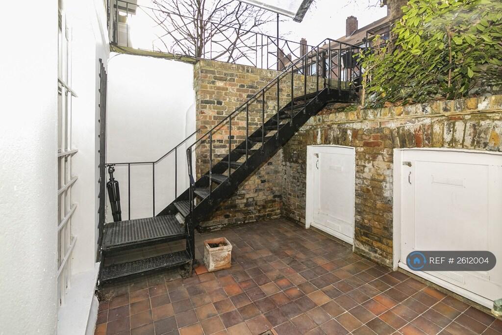 Front Courtyard2
