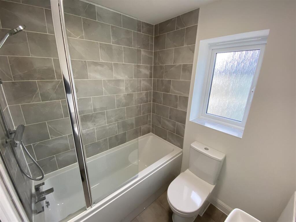 Main Bathroom 1st Floor