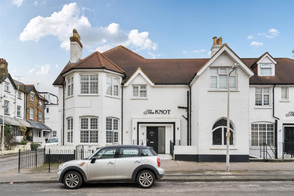 1 Bedroom Flat for sale in Westgate by Guildcrest 