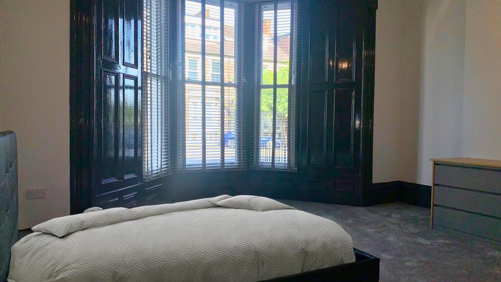 Bedroom with geometr