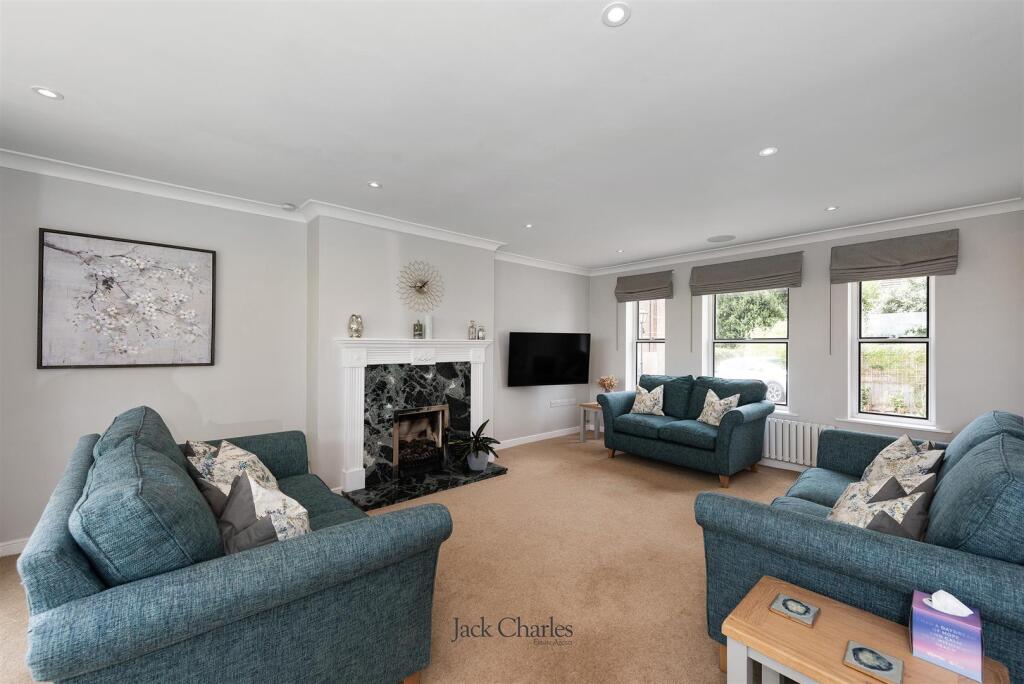 2 Chelsfield Close, TN11 0DW 006.jpg