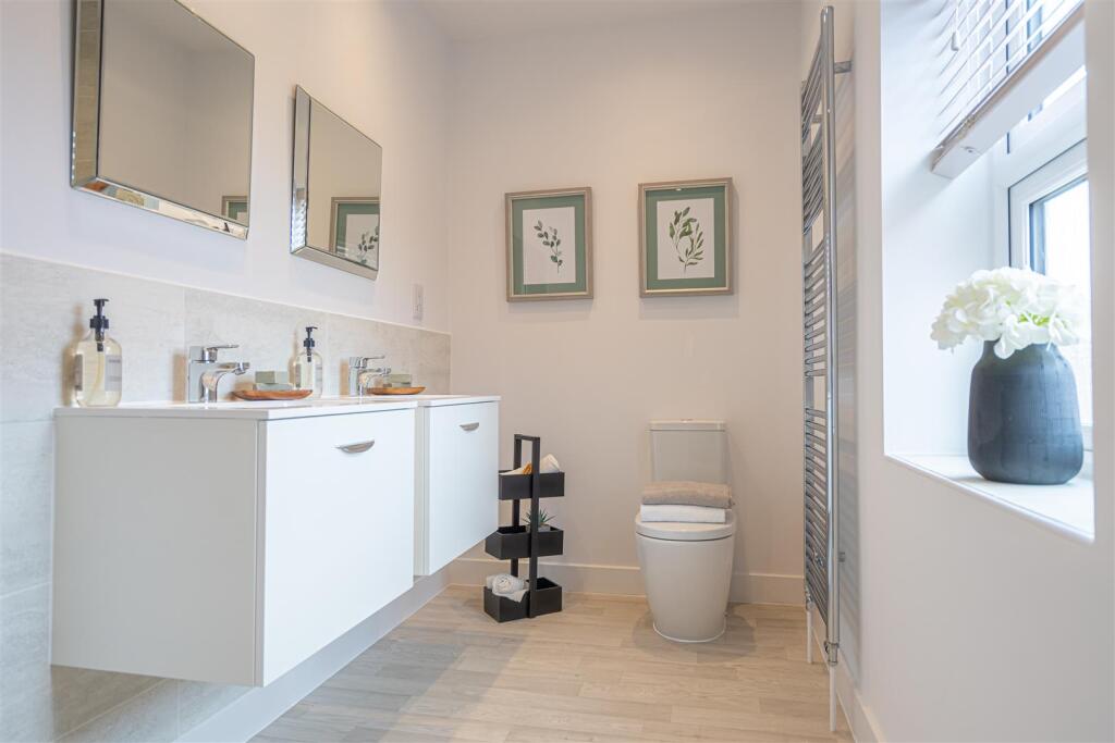 EN SUITE SHOWER ROOM