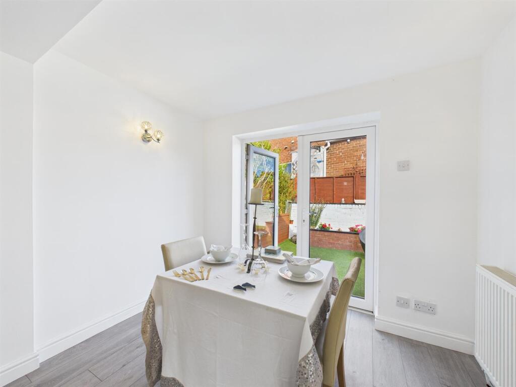 Open plan kitchen/dining/living: