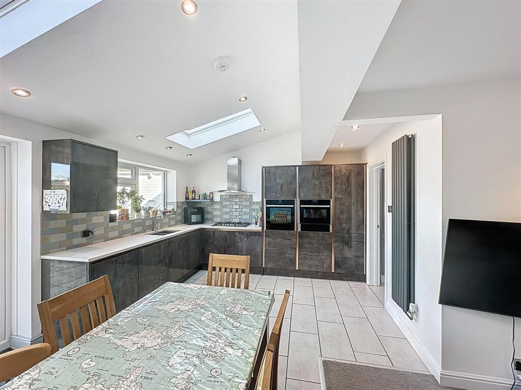 Kitchen/ Dining Room