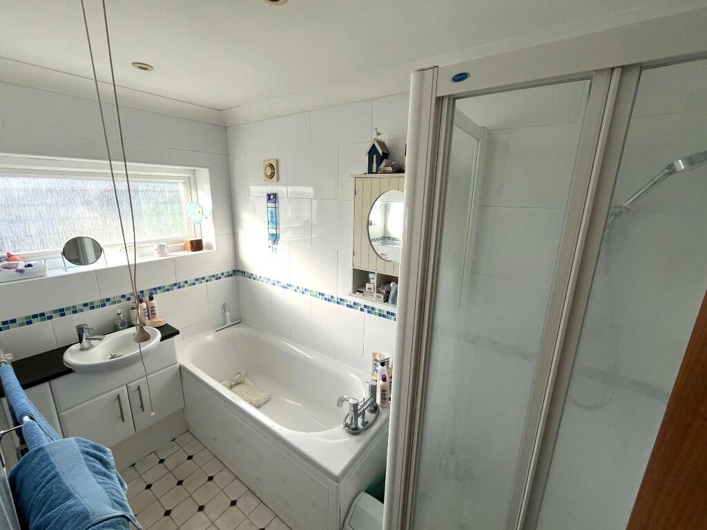Bath/shower room