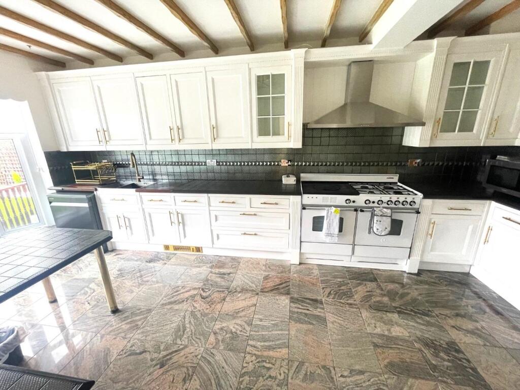KITCHEN 1.jpg