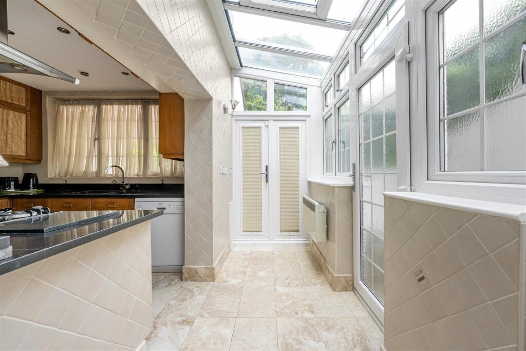 Hermitage Close, E18