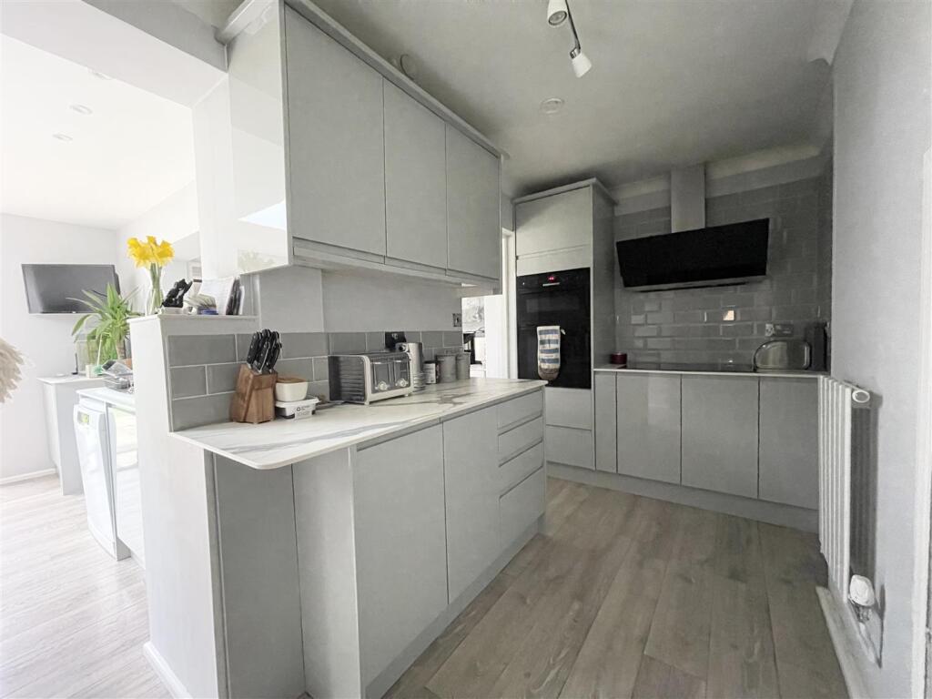 KITCHEN/BREAKFAST