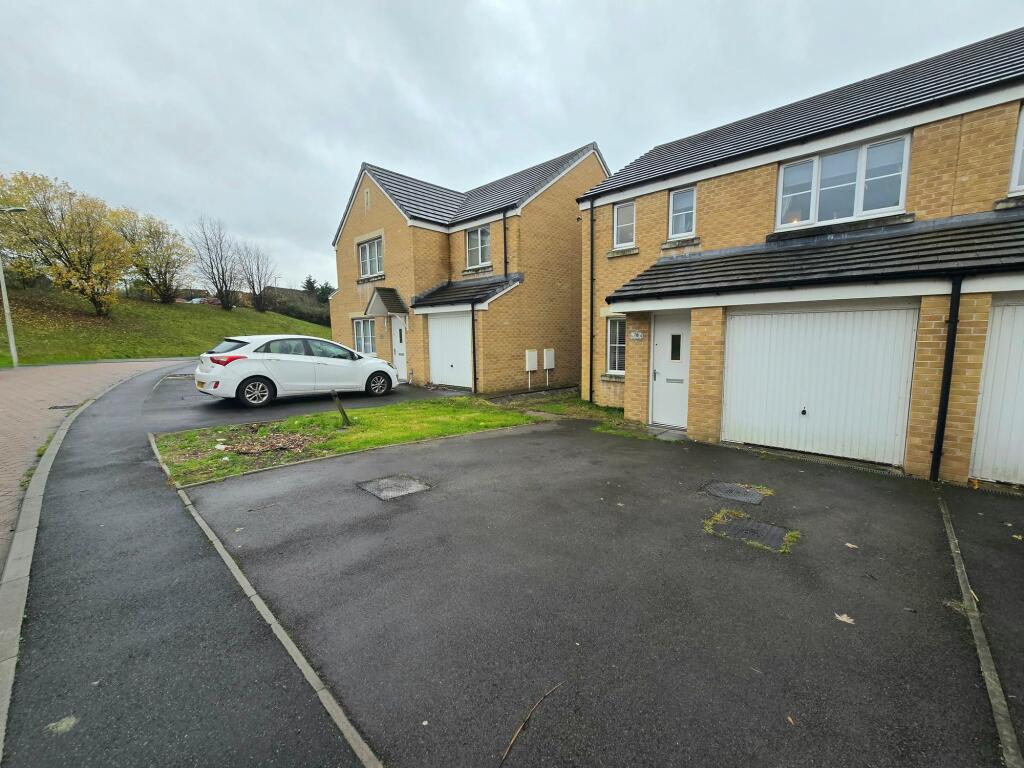 Maes Brynach, Brynmenyn, CF32