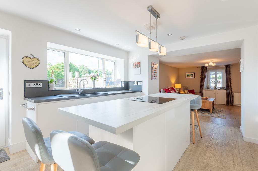 BREAKFASTING KITCHEN