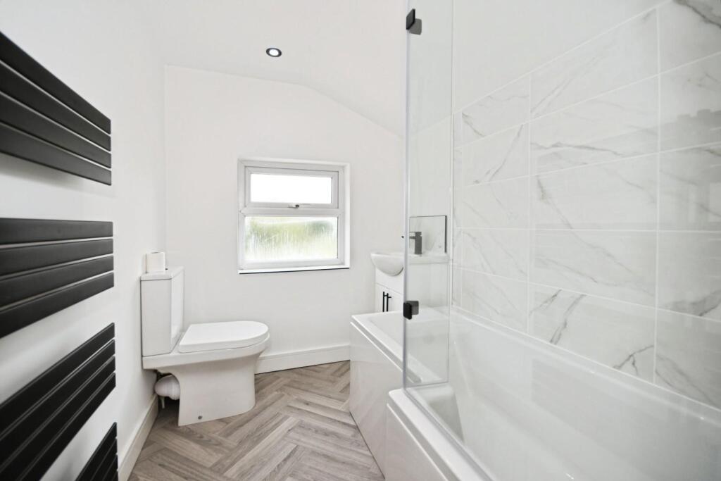 BATHROOM 01.jpg