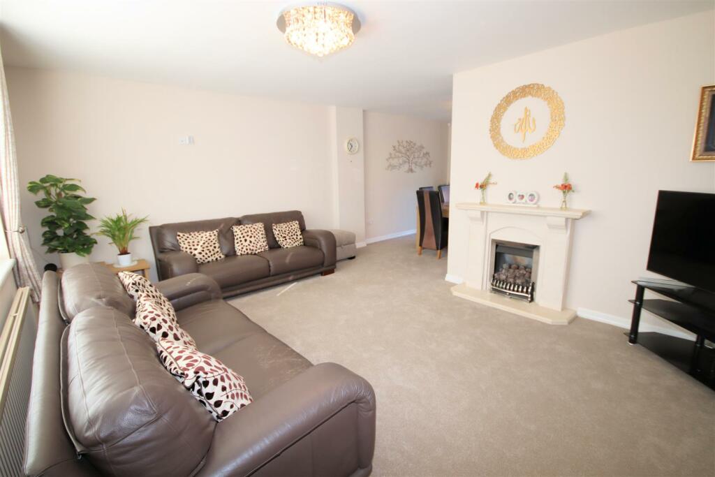 Lounge/Dining Room