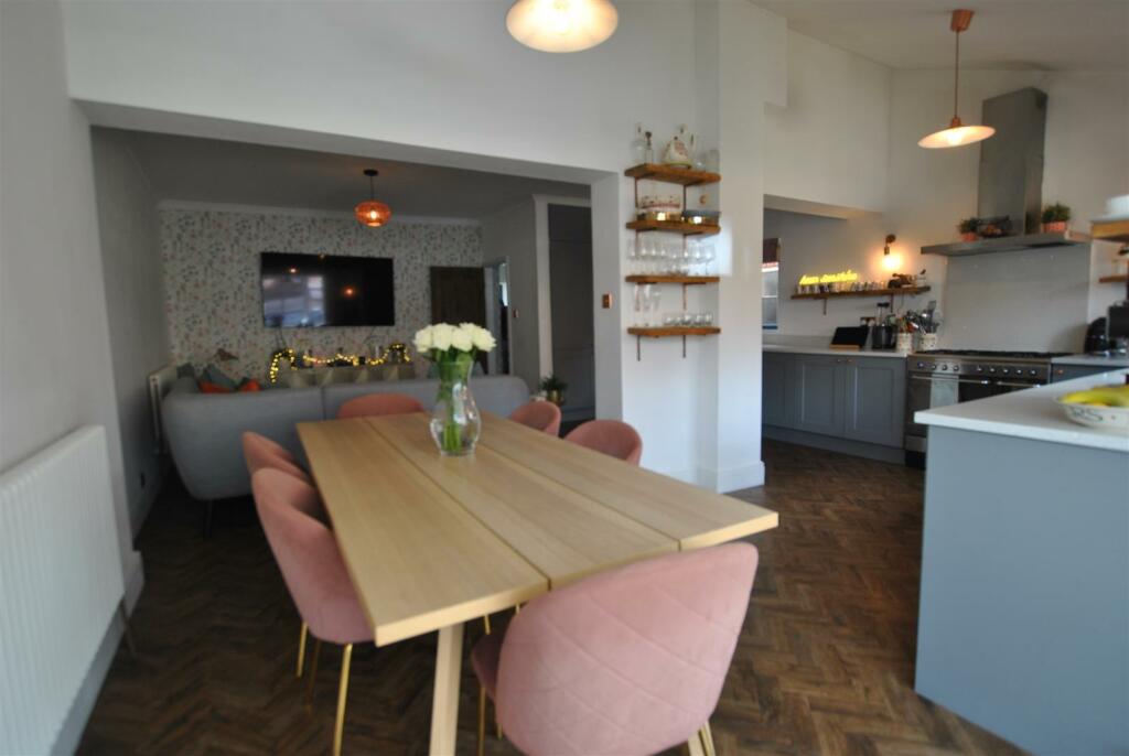 OPEN PLAN FAMILY DINING KITCHEN