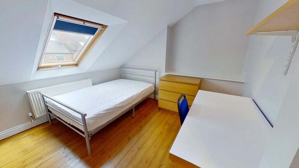 Bright, neatly presented attic bedroom with a s...