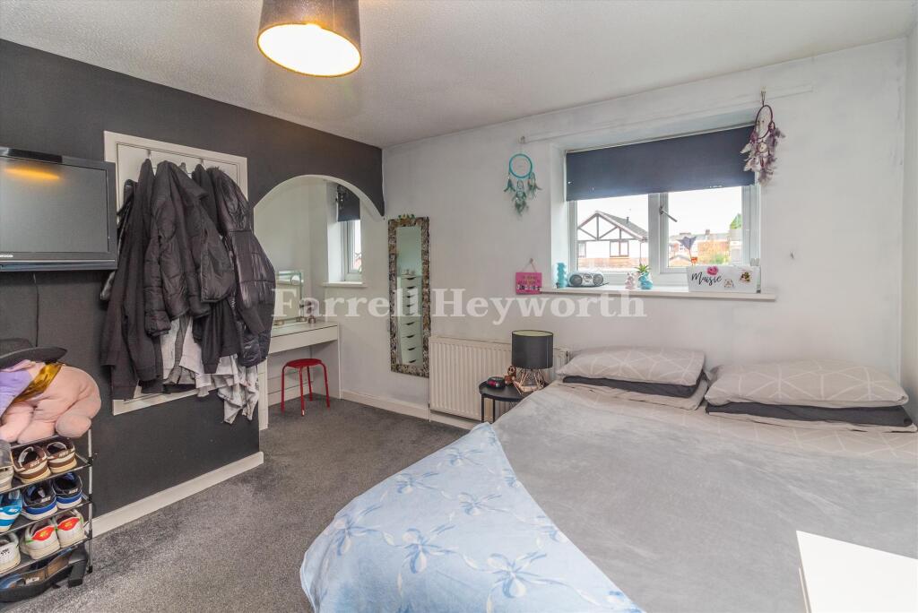 Bedroom 1 image 3