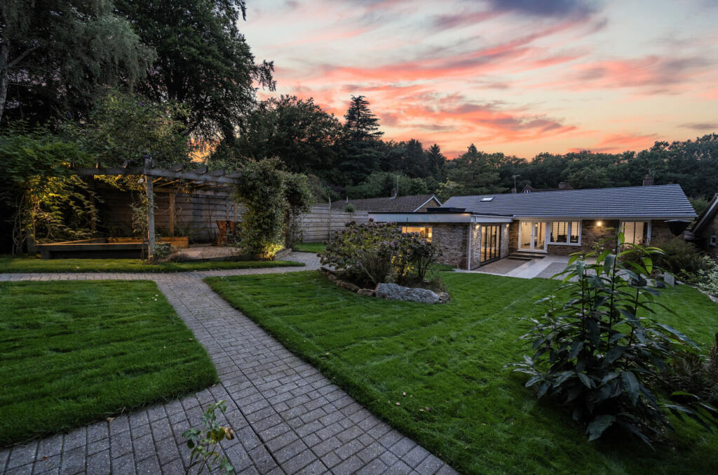 Greatwood Close, Ottershaw, Chertsey, Surrey, KT16