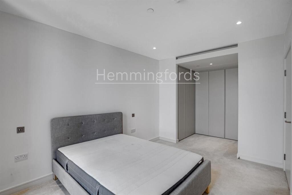 08-6e9783219-HMF-JJ-Hampton Tower-8-medium.jpg