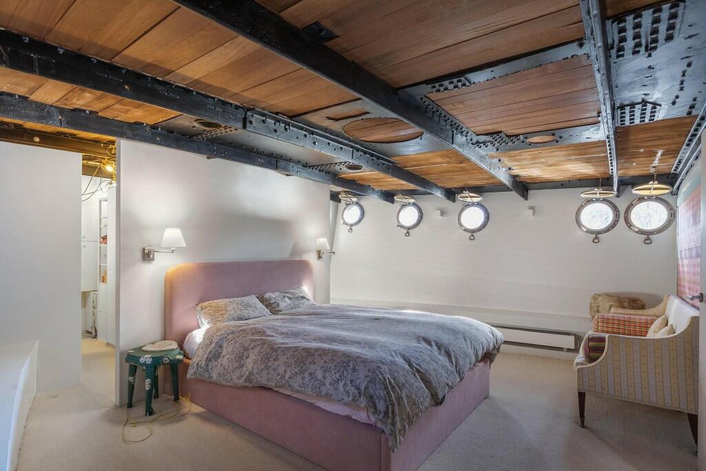 Principal bedroom