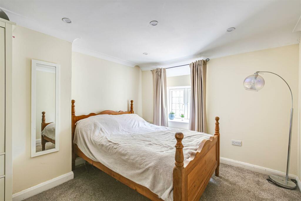 Bedroom 1.jpg