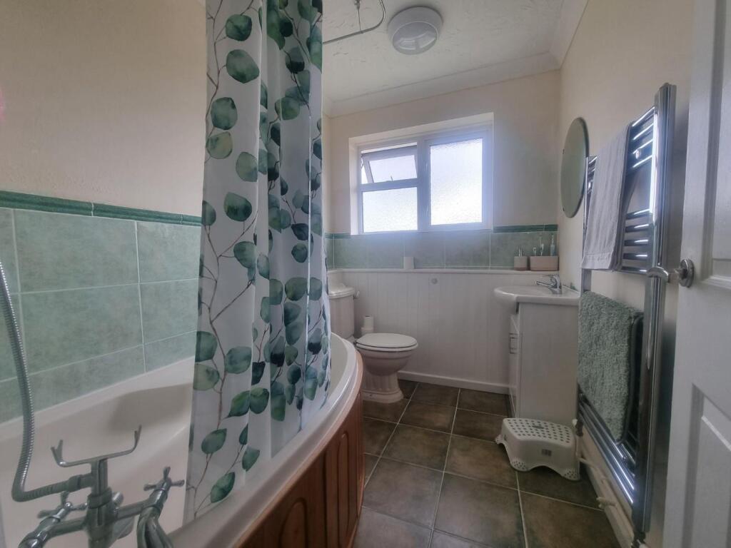 18 Tweed Close Bath.jpg