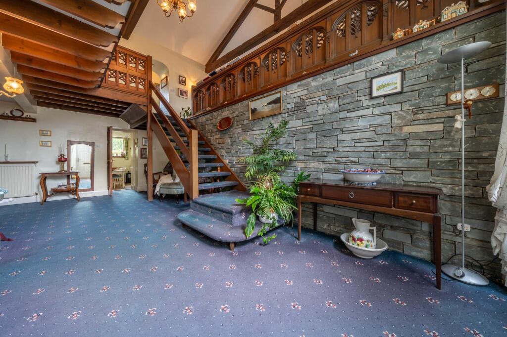 ENTRANCE HALL/DINING AREA