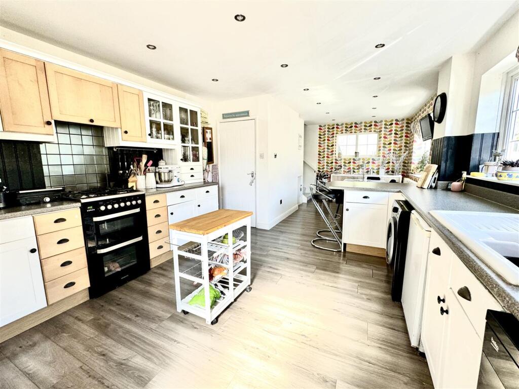 Kitchen / Dining Area