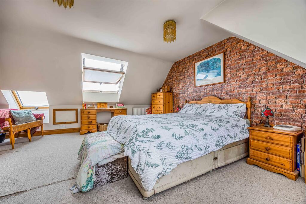 59 Woodfield Avenue, Drayton-Small-PorticoMarketin