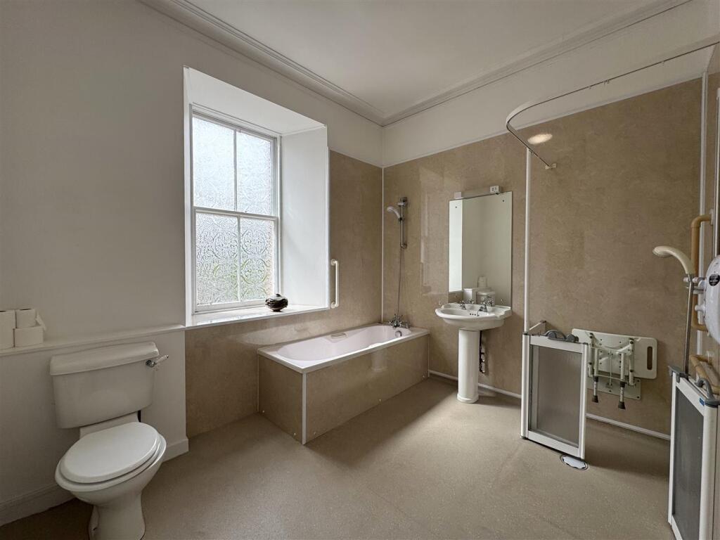BATHROOM.JPG