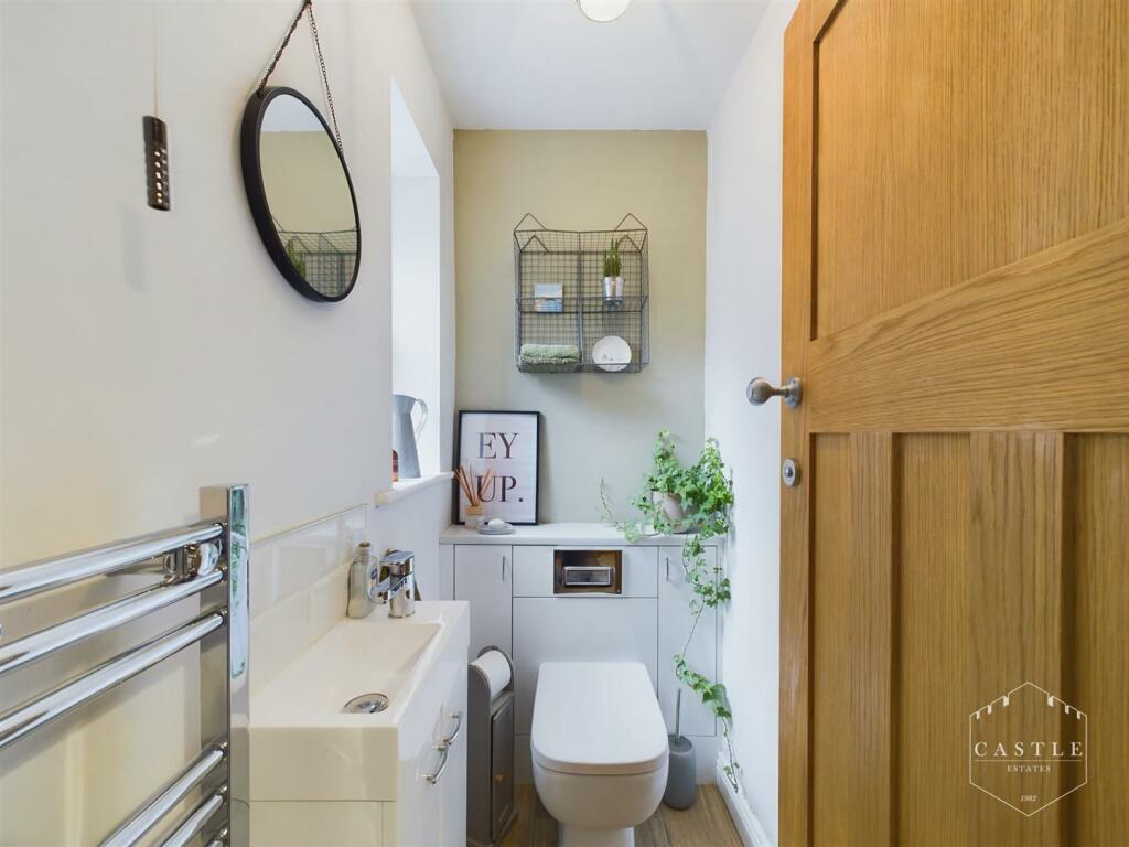 GUEST CLOAKROOM