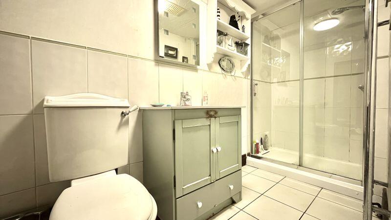 En Suite to Bedroom 1