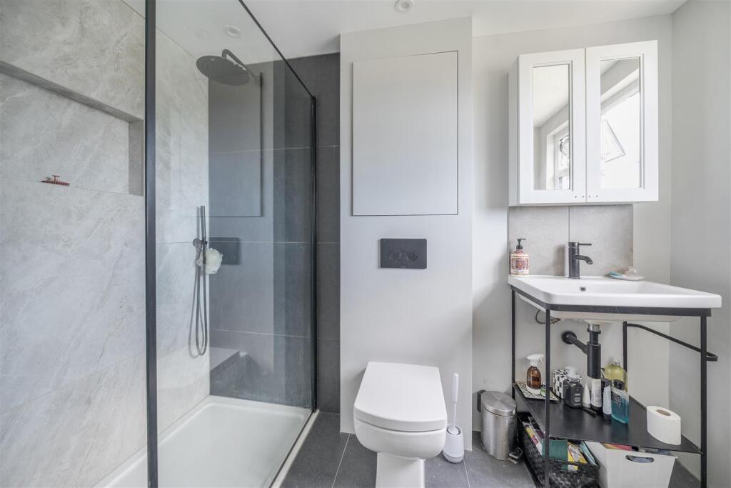 Oakleigh Drive - Bathroom 1.jpg