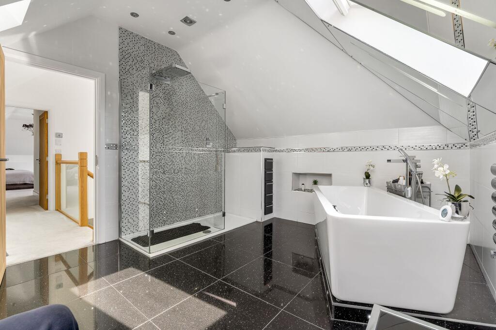 Principal Bedroom En-Suite