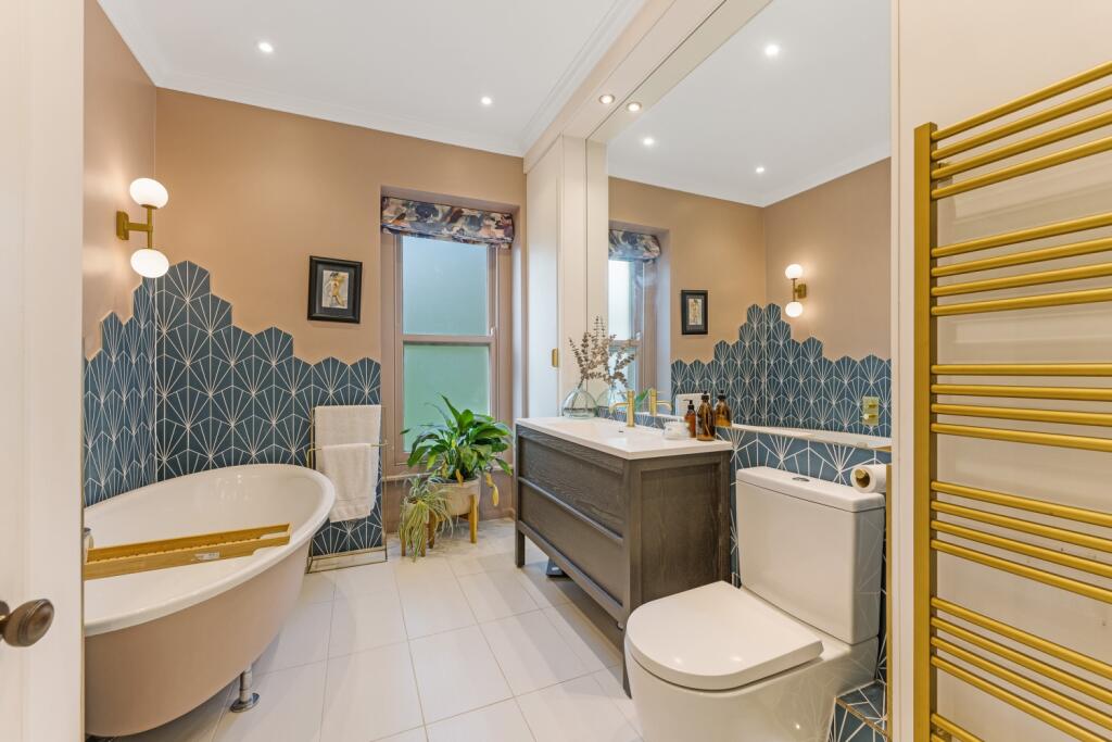 En-suite bathroom