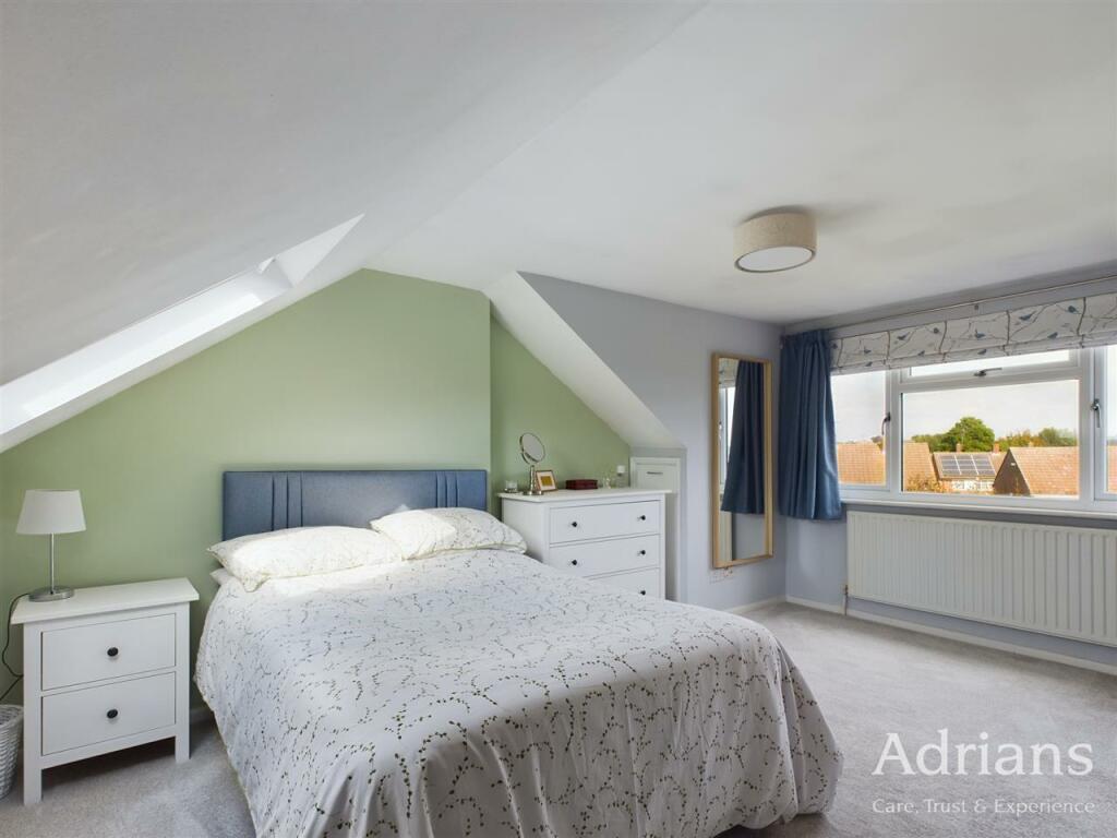 MAIN BEDROOM