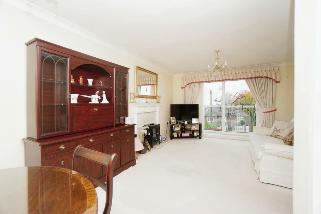 OPEN PLAN LIVING AREA