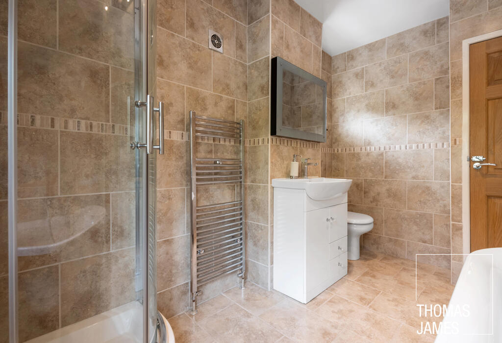 1 Athole Gardens, modern bathroom