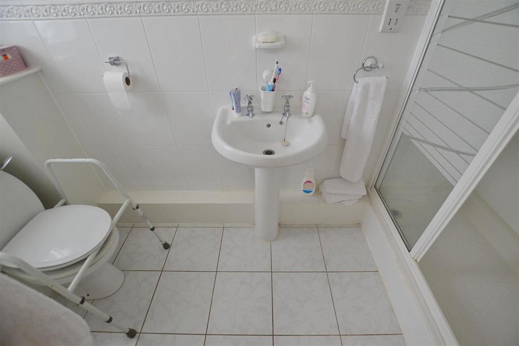 bd 1 ensuite.JPG