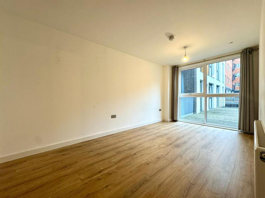 Main bedroom pic 1.jpeg