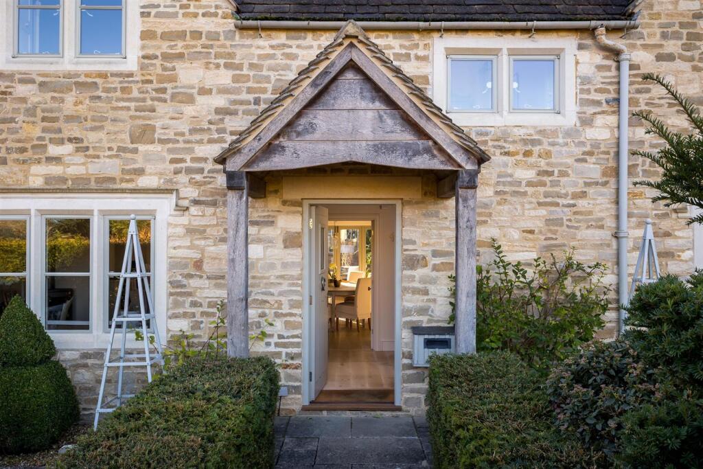 23 - Dovecote Cottage - GL7 5NG - Web.jpg