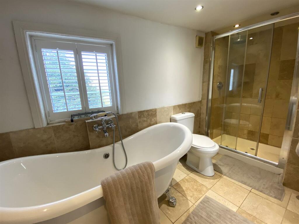 ensuite (2).JPG