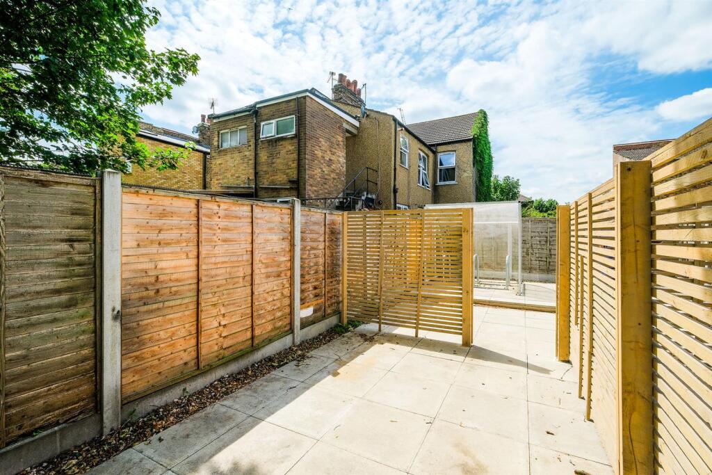 78-80 Spruce Hills Flat 5 garden-4_web.jpg