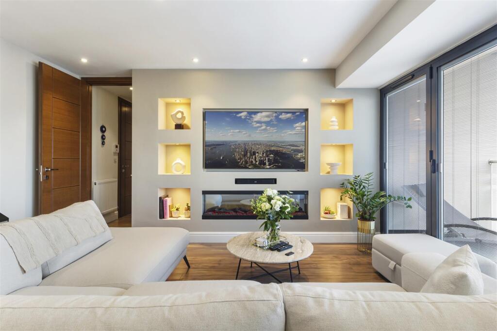 Charlotte Court EN4 8QZ-3.jpg