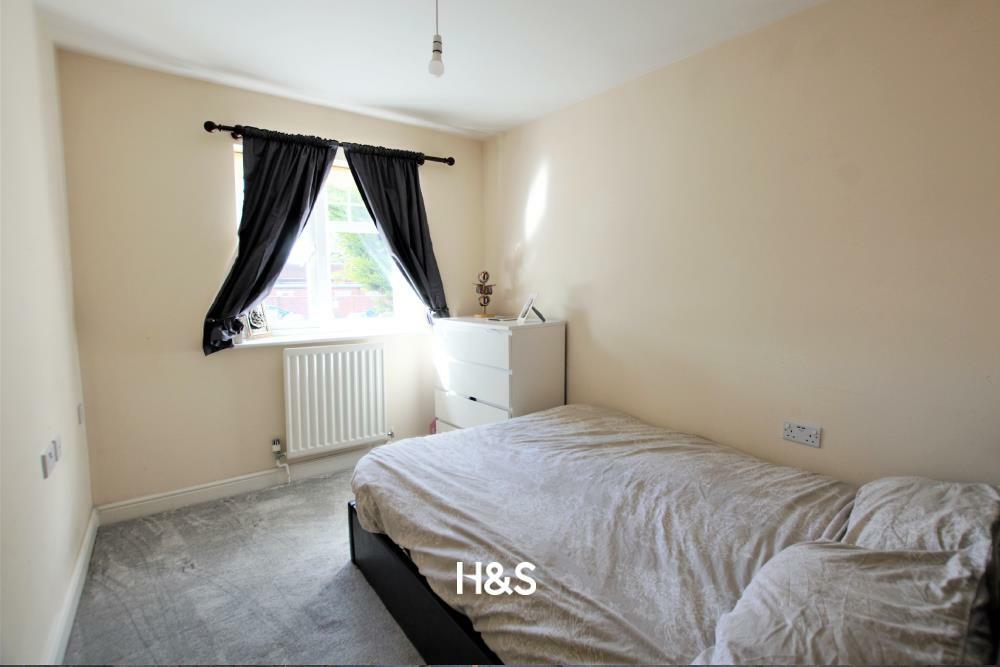 5 Cropthorne Gardens- Bedroom 1.jpg