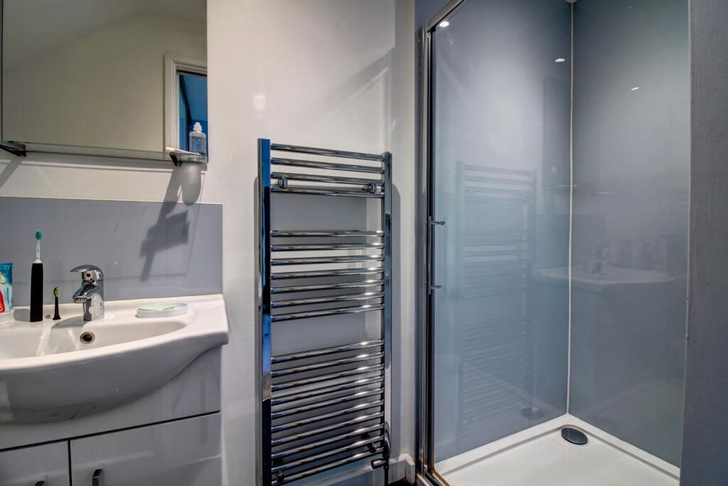 Ensuite Regency Drive - Matt Clinton EweMove Kenil