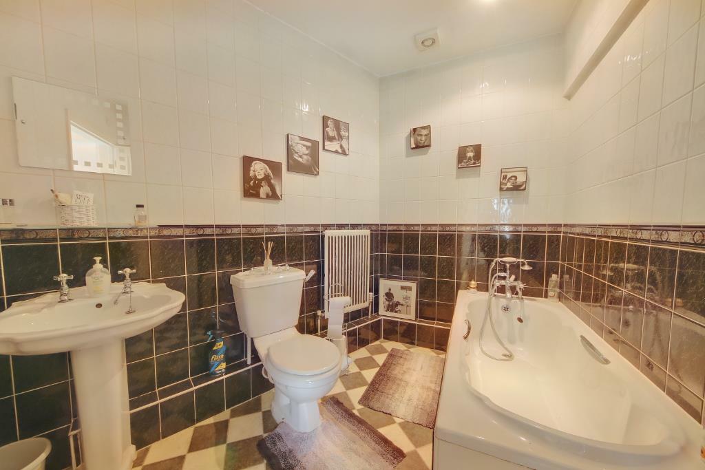 Family Bathroom.jpg