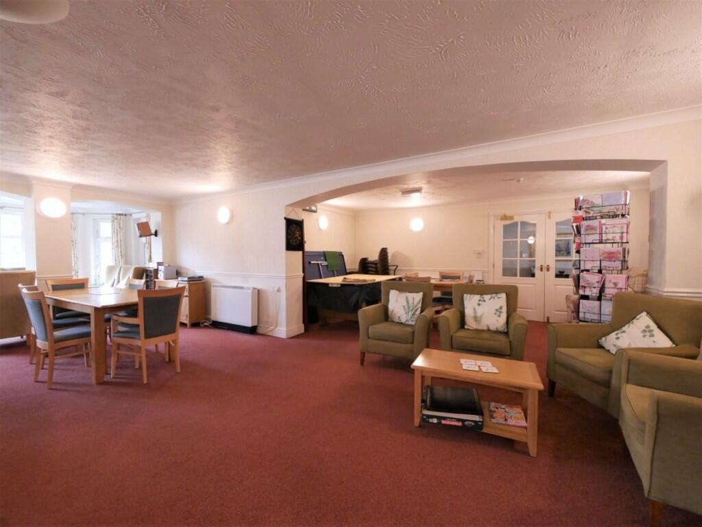 RESIDENT'S LOUNGE...