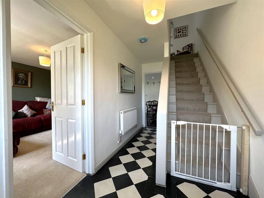 Inviting Entrance Hall 924