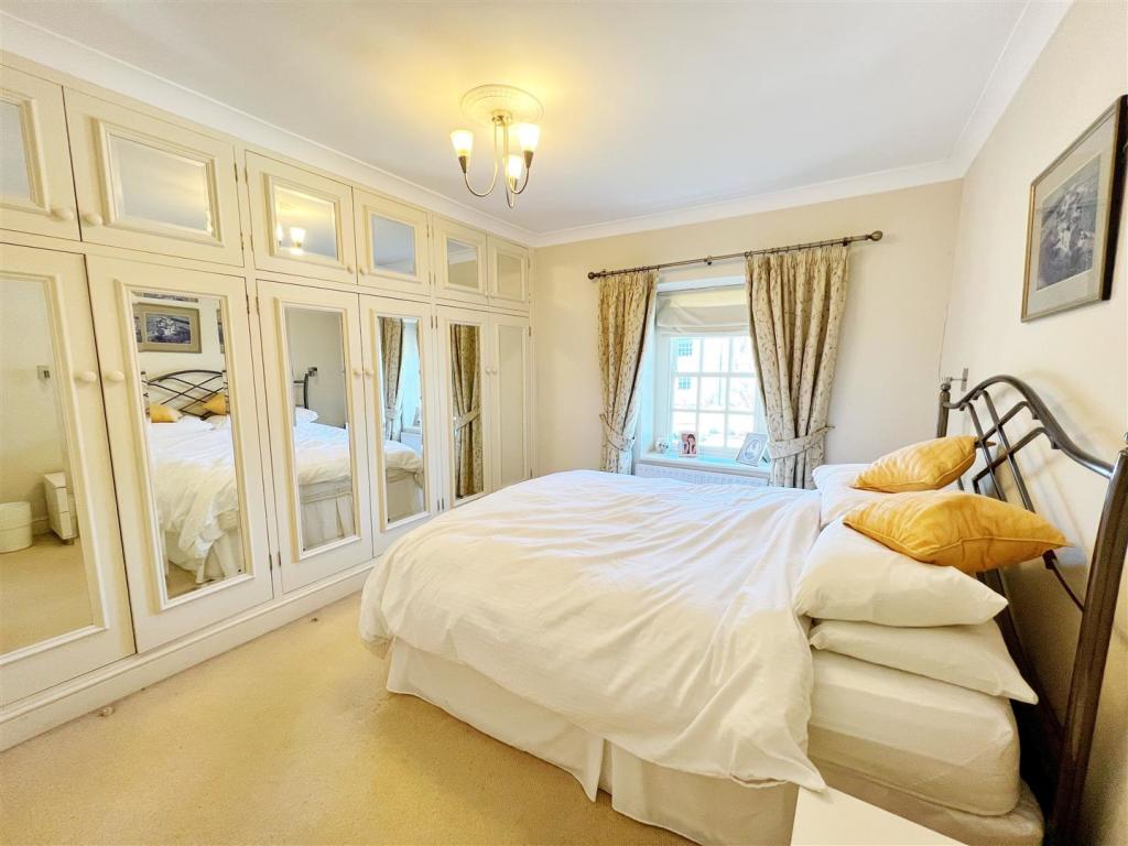 Bedroom 1 pic 1.jpg