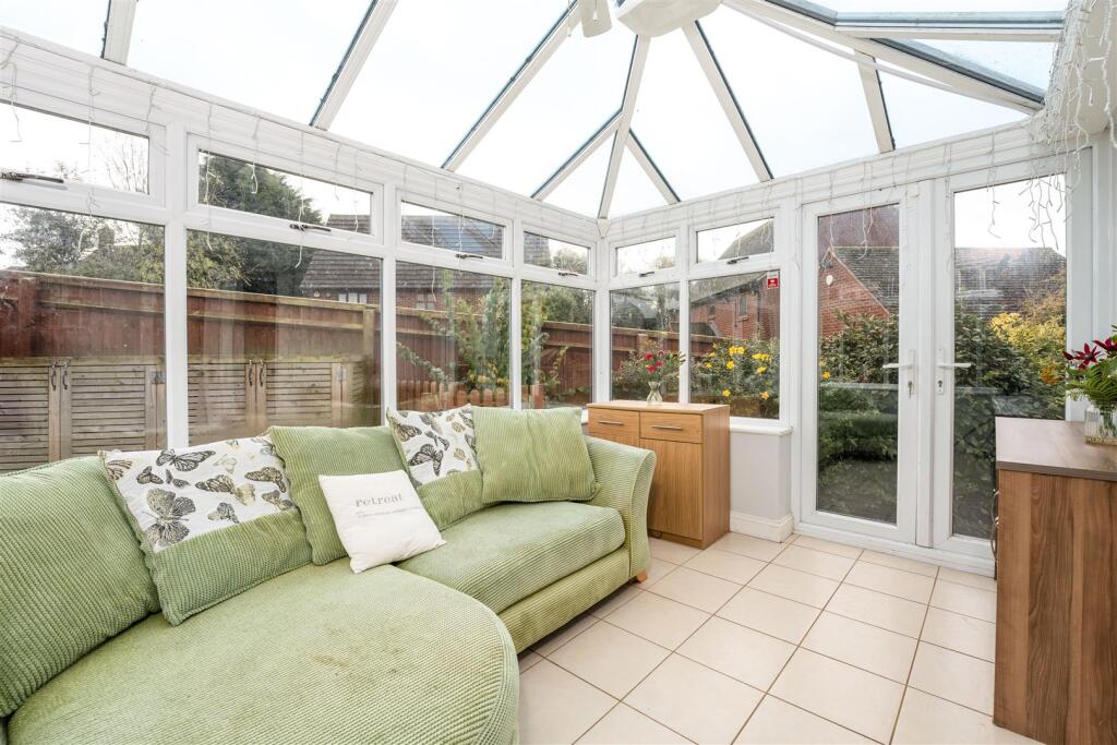 6a The Moors Drive, Middleton Cheney-10.jpg